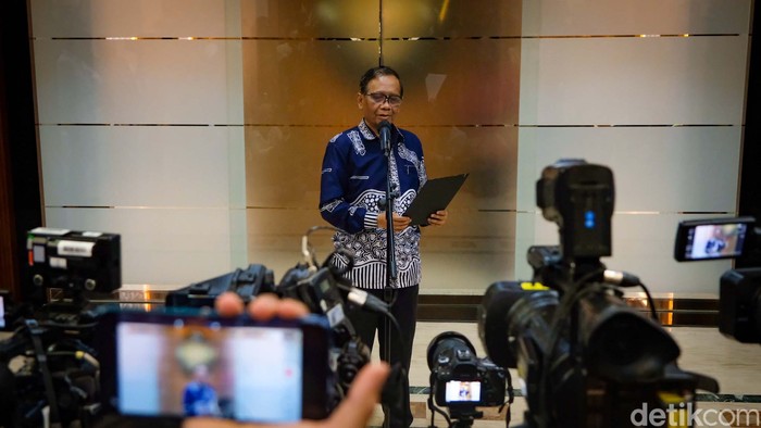 Tim Gabungan Independen Pencari Fakta (TGIPF) pimpinan Mahfud Md  memeriksa sejumlah pihak terkait tragedi Kanjuruhan. Hasilnya akan segera diserahkan ke Jokowi.