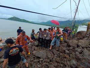 Wanita Hamil di Majene Dievakuasi Usai Terjebak Longsor Wanita Hamil di Majene Dievakuasi Usai Terjebak Longsor