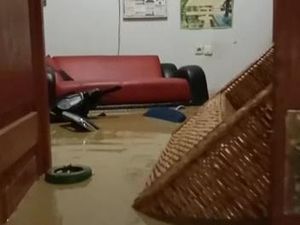 Banjir Bandang Terjang Mamuju, Lalin Lumpuh-Listrik Padam