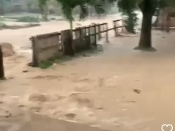 Terjangan Banjir dan Longsor di Sulbar: Rumah Hanyut-Ibu Hamil Dievakuasi