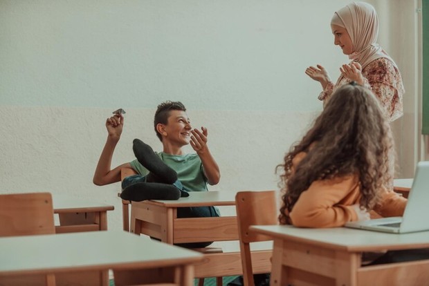 Perilaku buruk yang terjadi di rumah membentuk kepribadian sang anak juga menjadi tidak baik.