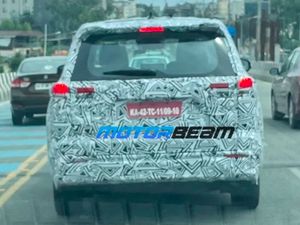 Mobil Misterius Diduga Innova Terbaru Beredar di Jalan Raya