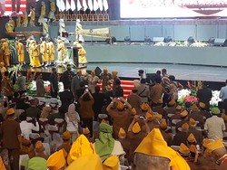 Momen Hangat Jokowi-Prabowo Tuntun Try Sutrisno dan Ketum LVRI