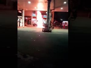 Motor Terbakar di SPBU Puncak, Warga Panik Berhamburan