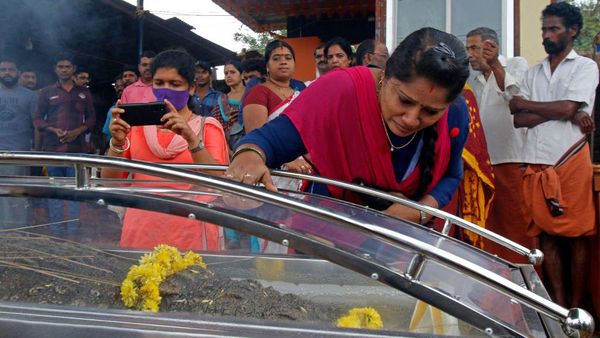 Ratusan Warga India Iringi Pemakaman Buaya Suci, Tangis Haru Pecah