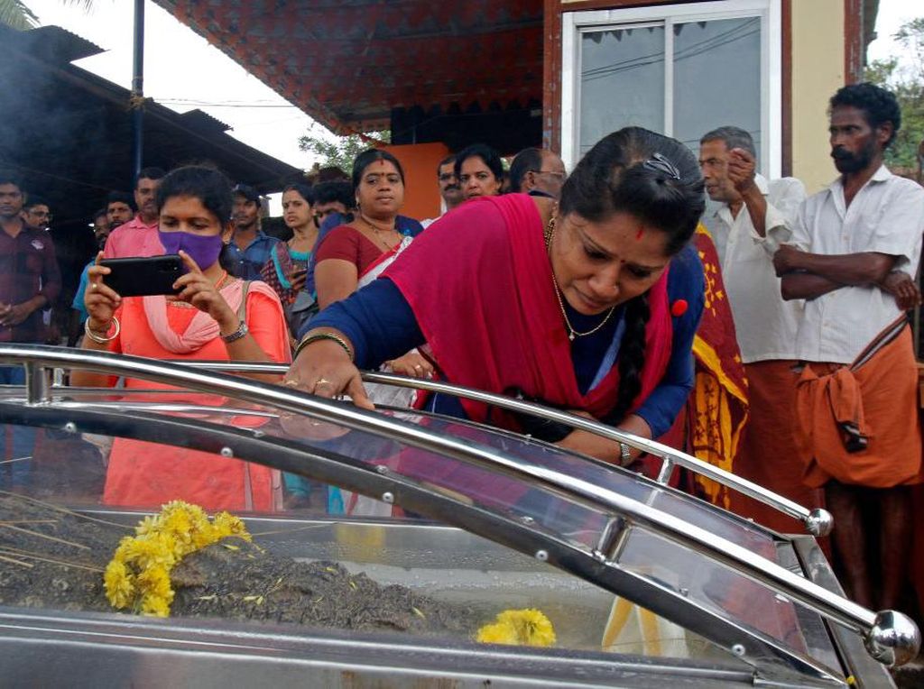 Ratusan Warga India Iringi Pemakaman Buaya Suci, Tangis Haru Pecah