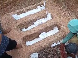 Sekeluarga Korban Pembunuhan Dimakamkan dalam Satu Liang Kubur