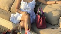 Pose Keren Shinta Bachir Saat Nongkrong di Kafe dan Masak