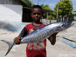 Potret Anak-anak Pulau Terluar Jualan Ikan Keliling Kampung