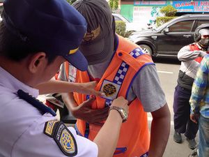 Juru Parkir Liar di Jalan Protokol CIlegon Pakai Rompi Atribut Dishub
