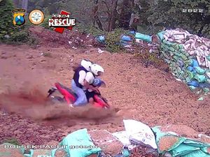 Motor Ditumpangi Satu Keluarga Rem Blong di Pacet, Istri Tewas-Anak Selamat