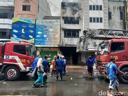 Dramatis! Ini Momen 2 Lansia Dievakuasi dari Ruko Terbakar di Medan