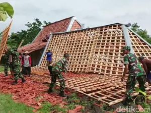 Nyesek! Rumah Baru Rampung Dibangun Ambruk Diterjang Hujan-Angin