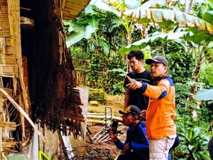 Satu Keluarga di Sukabumi Ngungsi Usai Rumah Disambar Petir