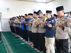 Polisi-Mahasiswa Salat Gaib untuk Korban Tragedi Kanjuruhan