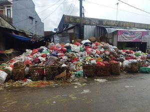 Sampah Menumpuk di Pasar Pandeglang, Pedagang Minta Bupati Turun Tangan