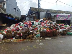Sampah Menumpuk di Pasar Pandeglang, Pedagang Minta Bupati Turun Tangan