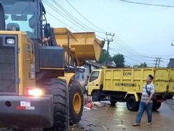 Pemkab Pandeglang Bersihkan Sampah yang Menumpuk di Pasar Picung