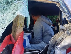 Mobil Berisi Satu Keluarga Terperosok Parit di Klungkung, Istri Tewas