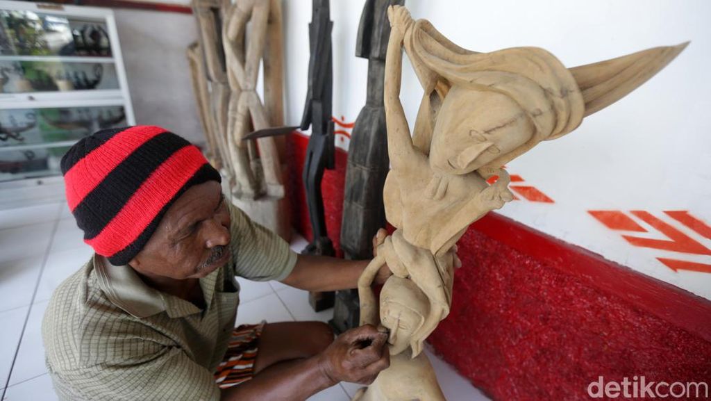 Menyelami Makna Kehidupan Lewat Seni Patung Desa Tumbur Menyelami Makna Kehidupan Lewat Seni Patung Desa Tumbur