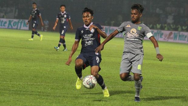 Pesepak bola Arema FC Arkhan Fikri (kiri) berebut bola dengan pesepak bola Persebaya Surabaya Muhammad Alwi Slamat (kanan) dalam pertandingan lanjutan BRI Liga 1 di Stadion Kanjuruhan, Malang, Jawa Timur, Sabtu (1/10/2022). ANTARA FOTO/Ari Bowo Sucipto/tom.