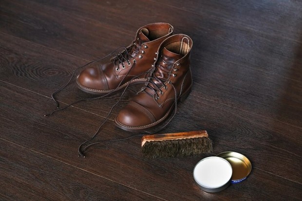 Menggunakan cairan anti-air untuk sepatu boots hanya bersifat sementara