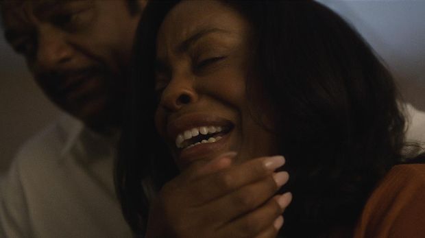 Dahmer. Monster: The Jeffrey Dahmer Story. (L to R) Nigel Gibbs as Jesse Jackson, Niecy Nash as Glenda Cleveland in episode 107 of Dahmer. Monster: The Jeffrey Dahmer Story. Cr. Courtesy Of Netflix  2022