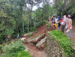 Warga Sulit Masuk Rumah Usai TPT Ambrol Tutupi Gang di Bandung
