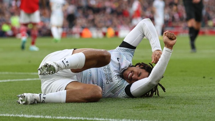 LONDON, ENGLAND - OCTOBER 09: an injury to Trent Alexander-Arnold of Liverpool during the Premier League match between Arsenal FC and Liverpool FC at Emirates Stadium on October 9, 2022 in London, United Kingdom. (Photo by Charlotte Wilson/Offside/Offside via Getty Images)