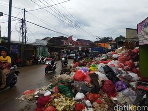 Jorok! Sampah Menumpuk di Pasar Picung Pandeglang
