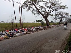 Jorok! Sampah Menggunung di Pinggir Jalan Cirebon