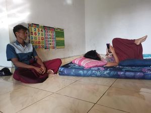 Kemurungan Wanita Bawean Tertawa di Atap Rumah karena Emoh Ditinggal Suami