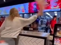 Tak Jelas Alasannya, Wanita Ini Ngamuk Hingga Ludahi Karyawan McDonalds