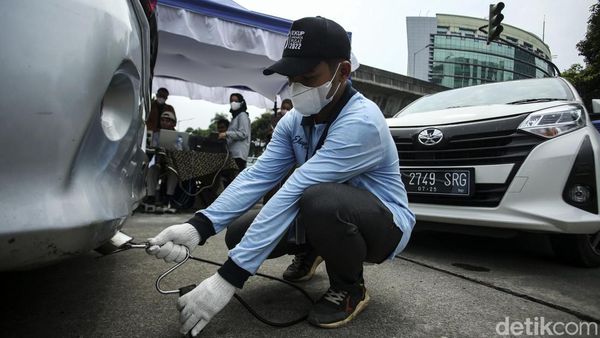 Warga Ramai-ramai Uji Emisi Kendaraan di Blok M