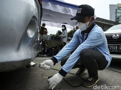 Warga Ramai-ramai Uji Emisi Kendaraan di Blok M