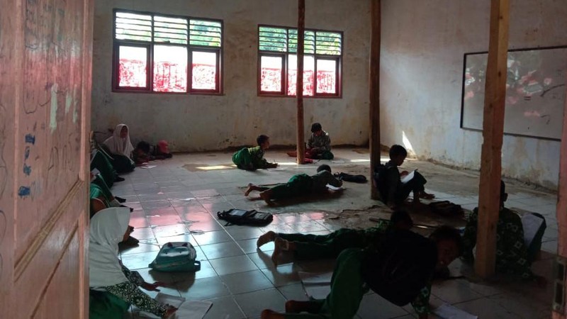 Yuk, Bantu Siswa MI Al Fatwa Gelebug Agar Punya Meja dan Kursi