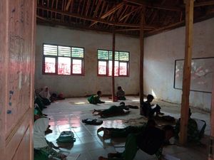 Yuk, Bantu Siswa MI Al Fatwa Gelebug Agar Punya Meja dan Kursi