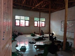 Yuk, Bantu Siswa MI Al Fatwa Gelebug Agar Punya Meja dan Kursi