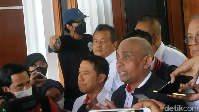 Ahmad Riyadh dan Yunus Nusi memberi keterangan ke pewarta usai PSSI dipanggil Tim Gabungan Pen