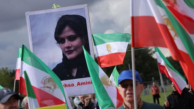 BERLIN, GERMANY - SEPTEMBER 28: Supporters of the National Council of Resistance of Iran, an Iranian opposition group based abroad, protest over the death of Mahsa Amini in Iran on September 28, 2022 in Berlin, Germany. Amini, 22, was arrested by Iranian authorities in Tehran on September 13 for not wearing her headscarf properly and died three days afterwards, apparently due to a severe head injury. Her death has sparked demonstrations in Iran nationwide that have spiralled into violence between protesters and police and left dozens of protesters dead. (Photo by Sean Gallup/Getty Images)