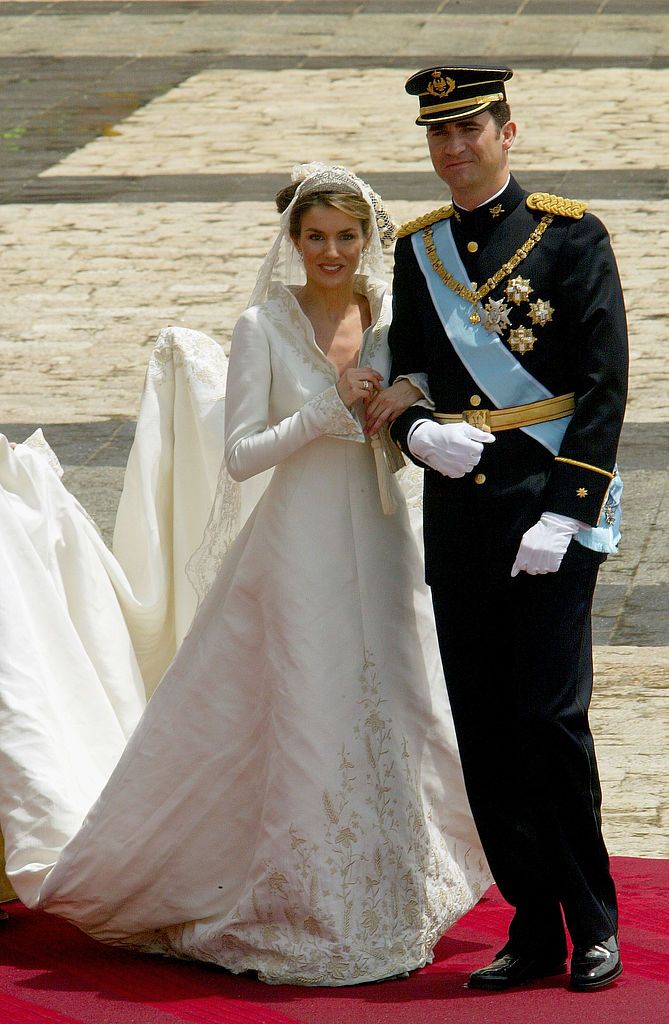 MADRID, SPAIN - MAY 22: Spanish Crown Prince Felipe de Bourbon and his bride, Princess Letizia Ortiz pose for a picture in the court yard of the royal palace after their wedding ceremony at the Almudena cathedral May 22, 2004 in Madrid. (Photo by Pascal Le Segretain/Getty Images)