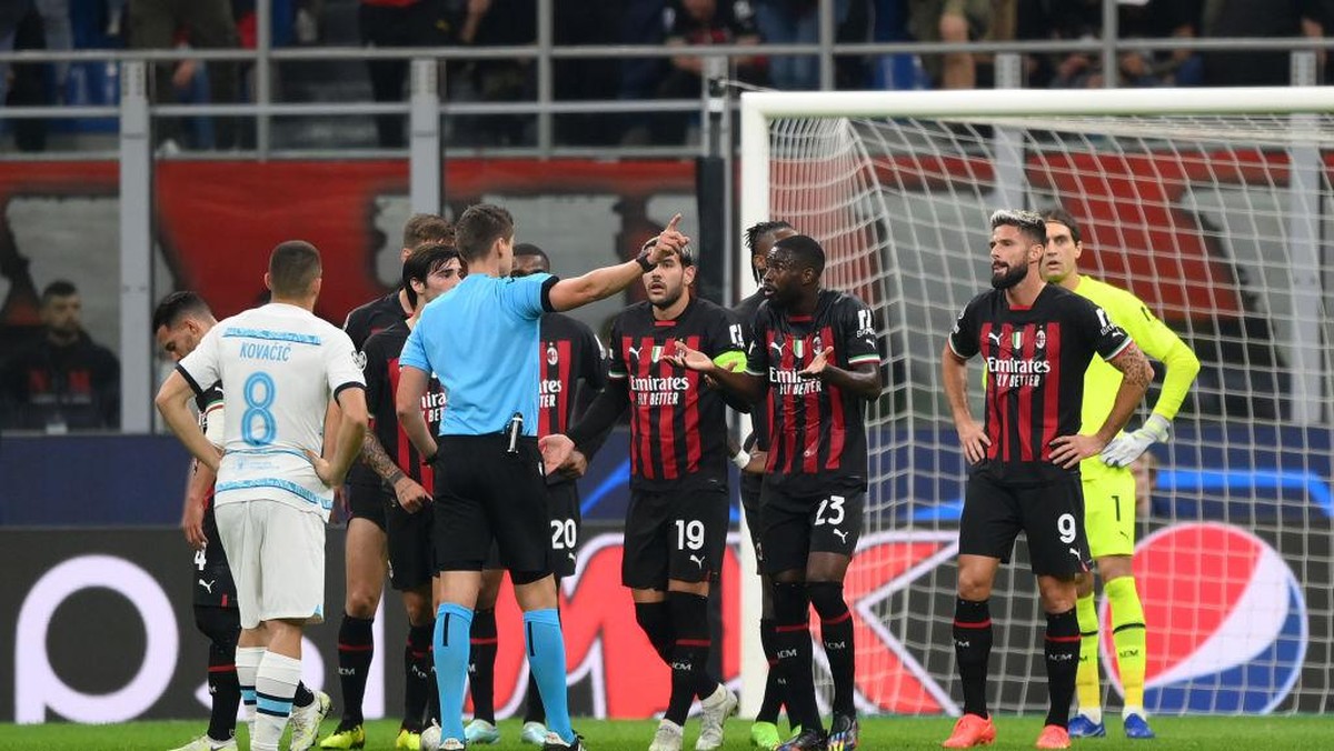 Para pemain Milan memprotes kartu merah yang diberikan untuk Tomori. Foto: Getty Images/Shaun Botterill