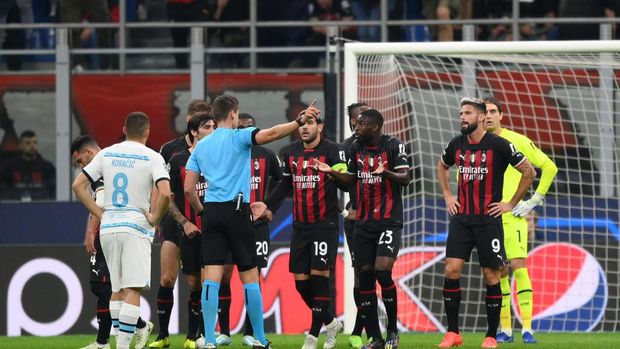 MILAN, ITALY - OCTOBER 11: Fikayo Tomori of AC Milan reacts after being shown a red card by referee Daniel Siebert during the UEFA Champions League group E match between AC Milan and Chelsea FC at Giuseppe Meazza Stadium on October 11, 2022 in Milan, Italy. (Photo by Shaun Botterill/Getty Images)