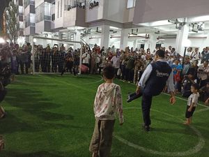 Momen Anies Main Bola Jelang Peresmian Kampung Susun Bayam Dekat JIS