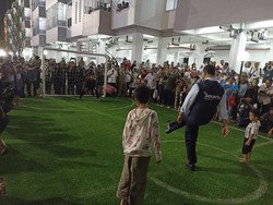 Momen Anies Main Bola Jelang Peresmian Kampung Susun Bayam Dekat JIS