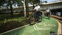 Sambil Gowes, Anies Resmikan Taman Semanggi