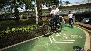 Sambil Gowes, Anies Resmikan Taman Semanggi