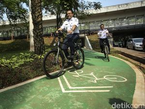 Sambil Gowes, Anies Resmikan Taman Semanggi
