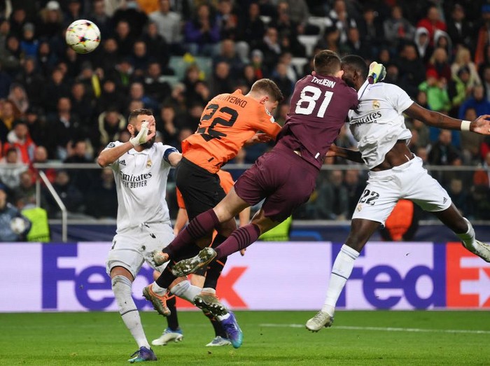 WARSAW, POLAND - OCTOBER 11: Antonio Rudiger of Real Madrid clashes with Anatoliy Trubin of Shakhtar Donetsk during the UEFA Champions League group F match between Shakhtar Donetsk and Real Madrid at Wojska Polskiego Stadium on October 11, 2022 in Warsaw, Poland. (Photo by Adam Nurkiewicz/Getty Images)