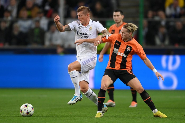 WARSAW, POLAND - OCTOBER 11: Antonio Rudiger of Real Madrid clashes with Anatoliy Trubin of Shakhtar Donetsk during the UEFA Champions League group F match between Shakhtar Donetsk and Real Madrid at Wojska Polskiego Stadium on October 11, 2022 in Warsaw, Poland. (Photo by Adam Nurkiewicz/Getty Images)